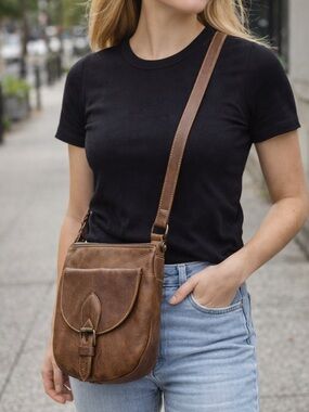 Roots Genuine Leather Saddle Crossbody Bag 10” L X 9.5” W Made In Canada